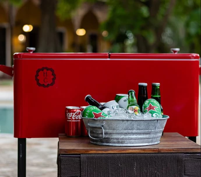 Cooler con bebidas junto a la piscina en Hacienda Chuntuac