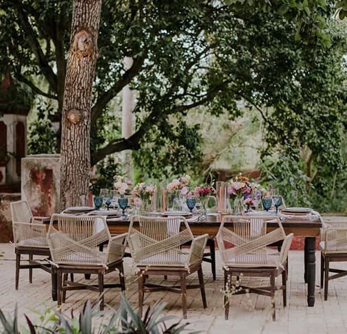 Preparativos previos a una boda en un ambiente tranquilo y con abundante vegetación